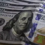 Dólar volta a cair e se aproxima de R$ 5,50 com Fed e Copom no radar